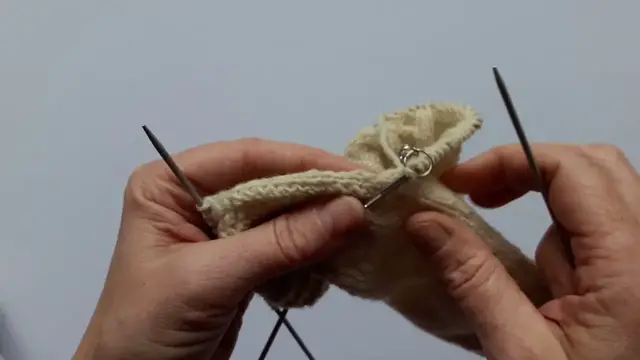 'Video thumbnail for Easy Cable Socks - Gusset'
