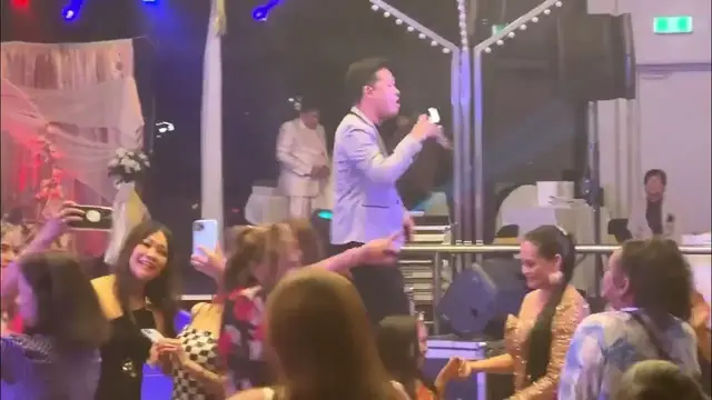 'Video thumbnail for Marcelito Pomoy performs Despacito live in Melbourne'