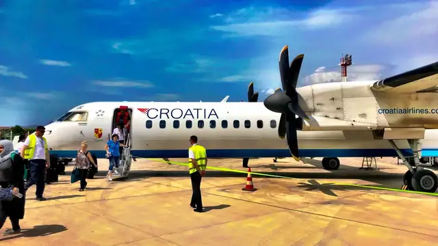 'Video thumbnail for CROATIA AIRLINES: Domestic Business Class, Dash-8 Q400, Zagreb to Split Trip Report'