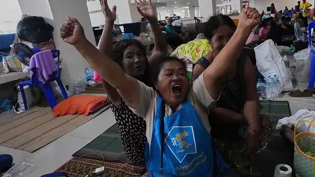 'Video thumbnail for Thai evacuees react with joy after ceasefire agreement between Thailand and Cambodia'