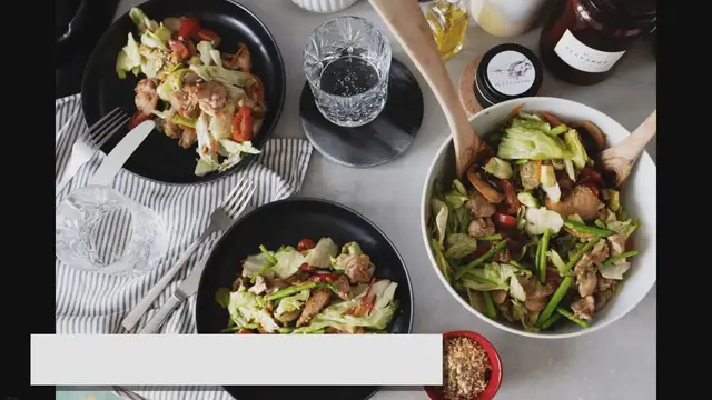 'Video thumbnail for "Receta Fácil y Saludable de Ensalada Mediterránea con Ingredientes Frescos'