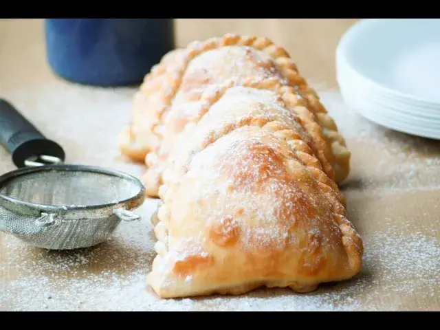 'Video thumbnail for How to make a repulgue for cheese empanadas'