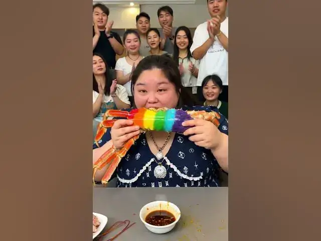 'Video thumbnail for Chinese Girl Eats Giant Rainbow Crab in Mukbang! Crowd Goes Wild! 🦀🌈👏 #shorts モッパン 中国'