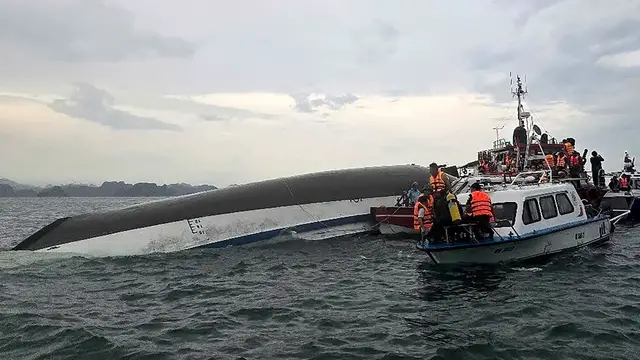 'Video thumbnail for Dozens drown as tourist boat capsizes in Vietnam'