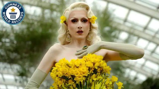'Video thumbnail for Breaking records, the dress covered in 1,862 flowers'