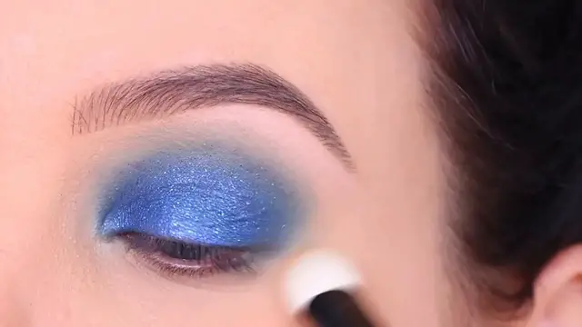 'Video thumbnail for 5 MINUTE Easy Blue Glitter Smokey Eyes Tutorial'
