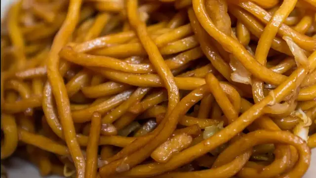 'Video thumbnail for You Should Never Order Lo Mein At A Chinese Restaurant. Here's Why'