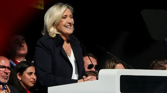 'Video thumbnail for In duelling Paris rallies, Le Pen condemns ‘witch-hunt’, counterprotests'