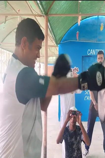 'Video thumbnail for Speedy punches means martial artist breaks record'