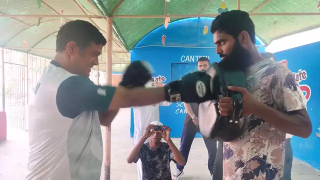 'Video thumbnail for Speedy punches means martial artist breaks record'