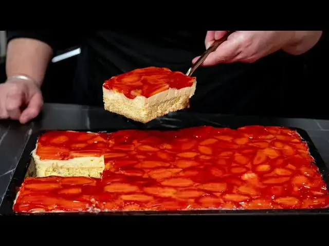'Video thumbnail for Prăjitură cu căpșuni, cremă de vanilie, pandișpan pufos și jeleu rețeta de pe vremuri Savori Urbane'