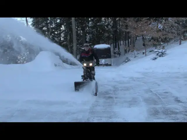 'Video thumbnail for Briggs and Stratton Snowblower'