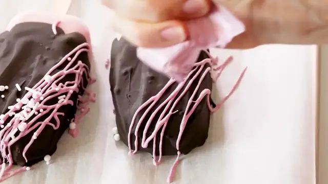 'Video thumbnail for EASY Strawberry Yogurt Popsicles Dipped in Chocolate 720p 24fps'