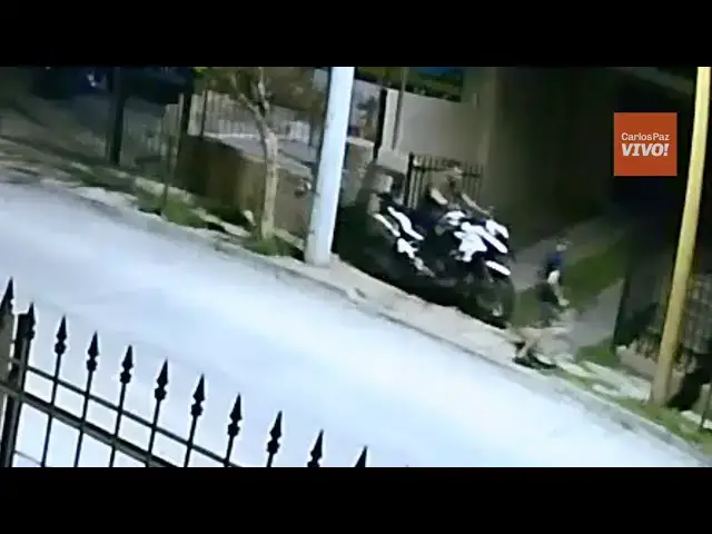 'Video thumbnail for Asi robaron una moto en la madrugada de este sábado en Carlos Paz'
