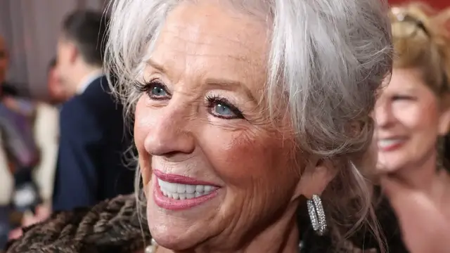 'Video thumbnail for Paula Deen's Amazing Weight Loss Transformation Is Turning Heads'