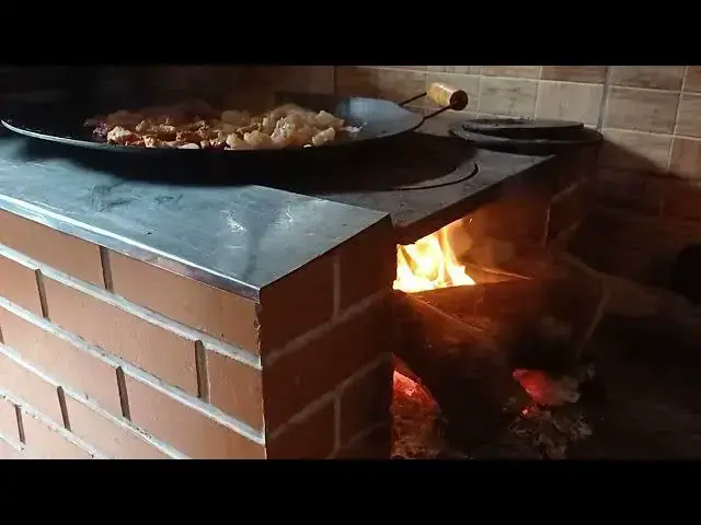 'Video thumbnail for Fogão a lenha: Carne no disco de arado'