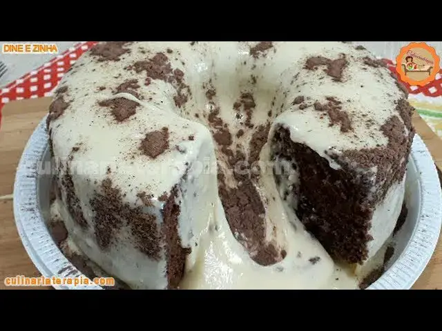 'Video thumbnail for Aprenda Como Fazer Bolo de Chocolate Vulcão de Leite Ninho Ensinado por Especialista da Culinária'