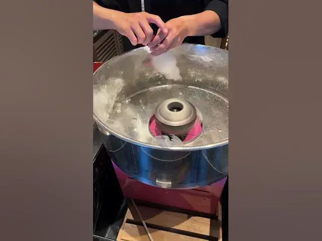 'Video thumbnail for How Cotton Candy is Made in Vietnam! 🍬🇻🇳 #foodart | Kẹo Bông Gòn'