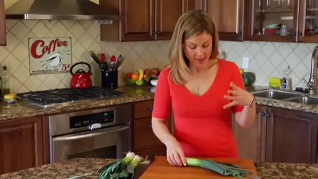 'Video thumbnail for How-To Clean and Cut Leeks (720p 30fps)'