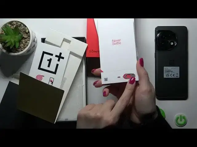 'Video thumbnail for OnePlus 11 All Box Accessories'