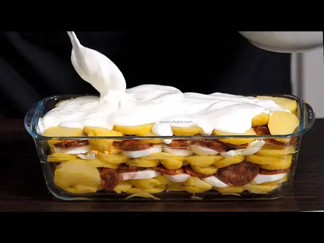 'Video thumbnail for Cartofi la cuptor cu ouă fierte și cârnați - rețeta ungurească de „Rakott krumpli” | Savori Urbane'