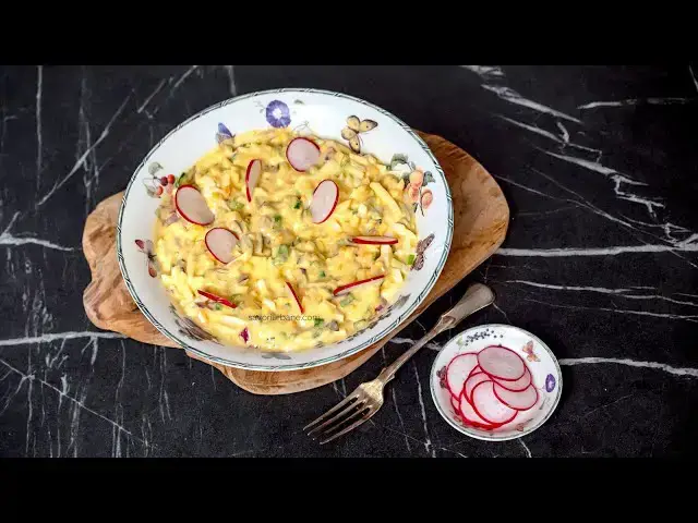 'Video thumbnail for Salată de ouă fierte cu ceapă și sos de maioneză - rețeta veche de ouă evreiești | Savori Urbane'