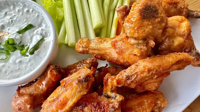 'Video thumbnail for Easy Classic Buffalo Wings Recipe'