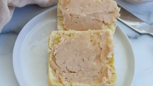 'Video thumbnail for Copycat Texas Roadhouse Rolls With Cinnamon Butter Recipe'