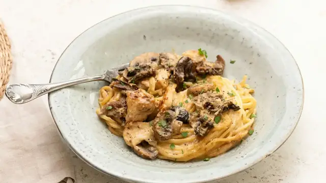 'Video thumbnail for The Gourmet Chicken Pasta You'll Want To Make For Date Night'